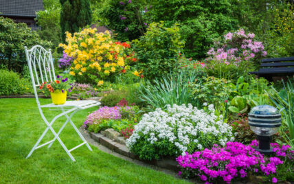 Romantische Gartengestaltung Idee – Weißer Stuhl aus Eisen mit gelben Blumentopf – Be...