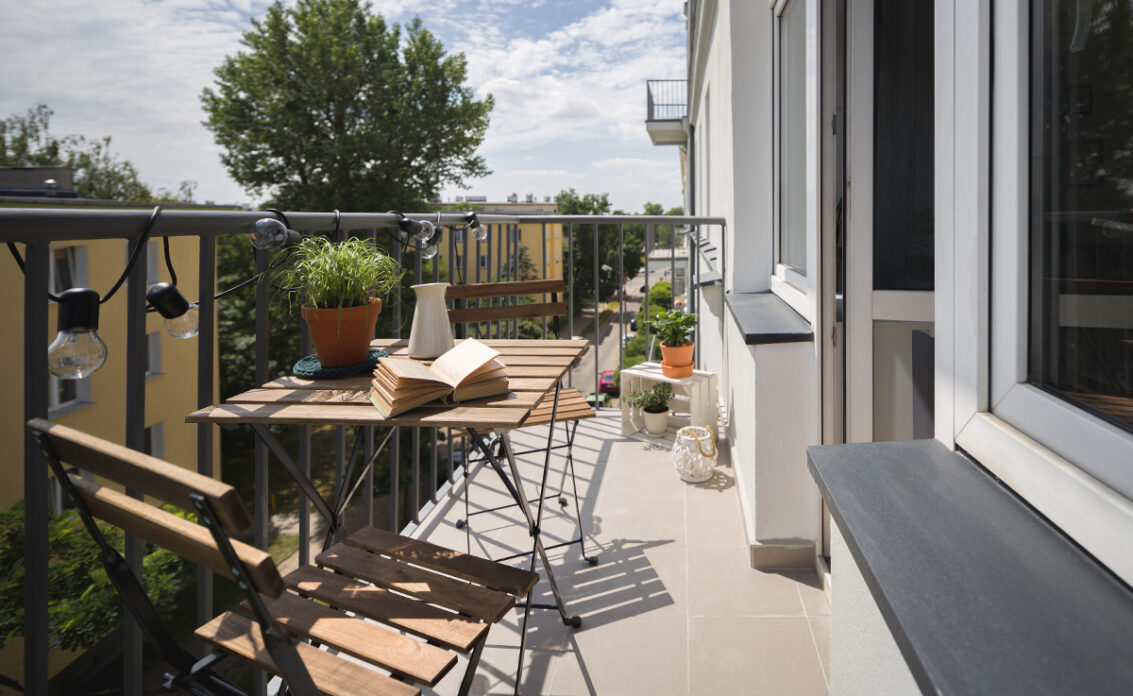 Gestaltungsidee für einen schmalen Balkon mit Sitzgruppe aus Holz – Blumentöpfe & Pfla...