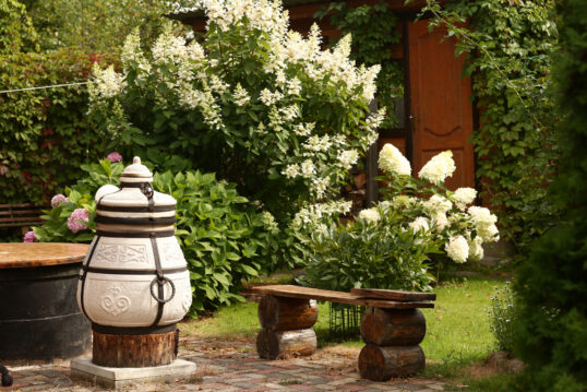 Gestaltungsidee für einen gemütlichen Garten mit Essplatz – Kleine Holzbank &...