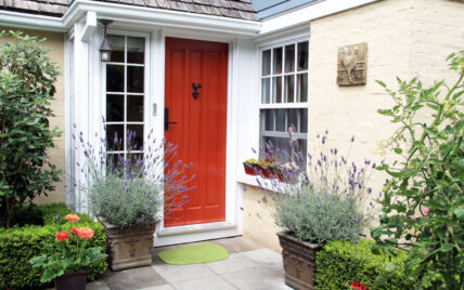 Charmanter Hauseingang mit roter Haustür – Idee mit Lavendel in Pflanzkübeln  gepflegt...