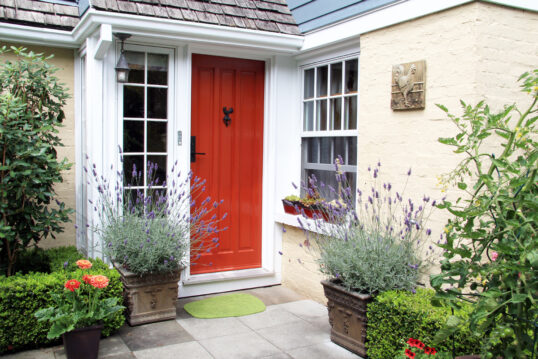 Charmanter Hauseingang mit roter Haustür – Idee mit Lavendel in Pflanzkübeln ...