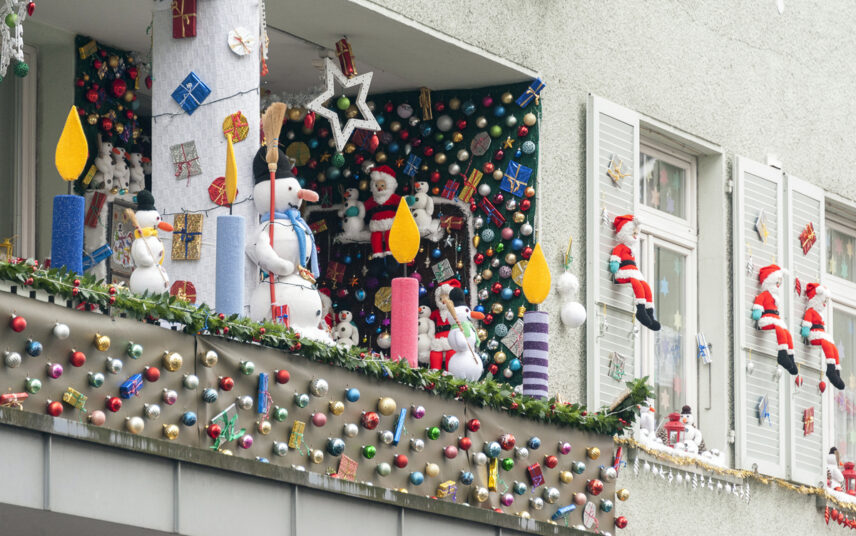 Idee für den Balkon & die Hauswand mit Weihnachtsdeko – Beispiel mit Weihnachtskugeln – Weihnachtsfiguren & Weihnachtssternen – LED Lichterketten außen