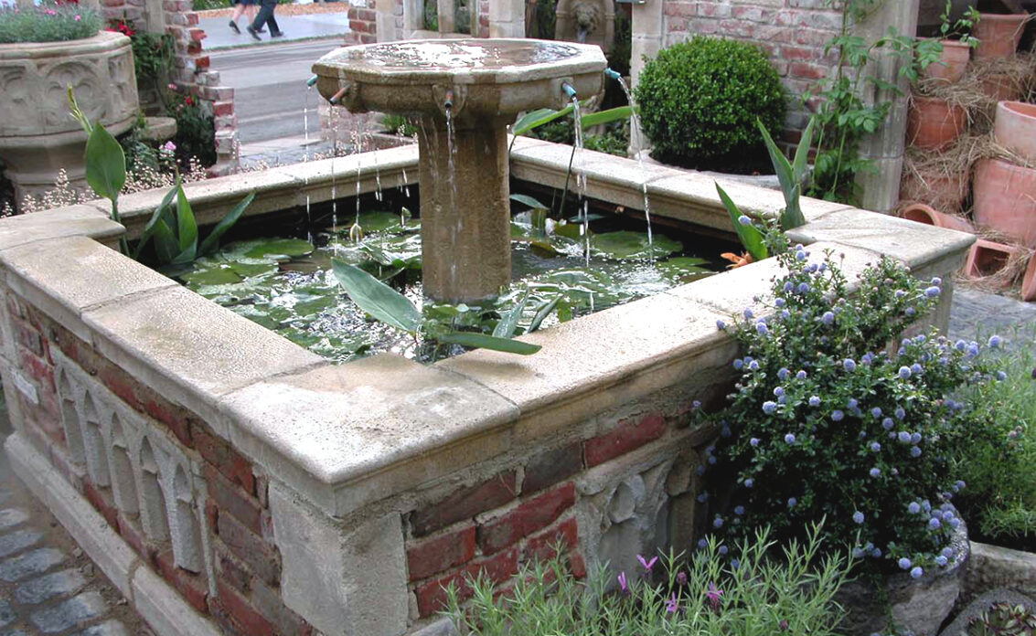 Idee für die Gartengestaltung – Beispiel mit großen Steinbrunnen i...