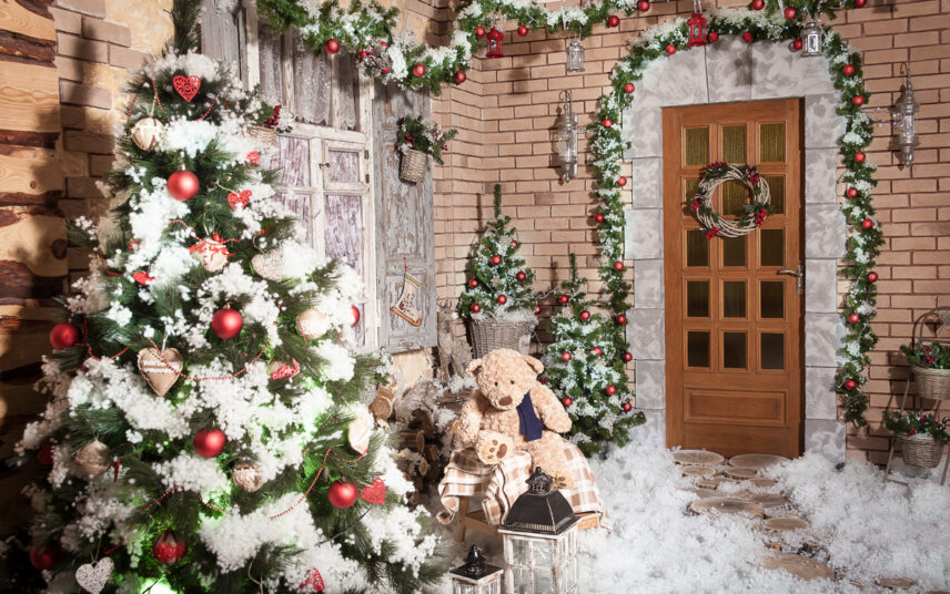 Gestaltungsidee für den Hauseingang mit Weihnachtsdeko für außen – Beispiel mit geschmückten Weihnachtsbäumen & Weihnachtsgirlanden – Laternen & Figuren