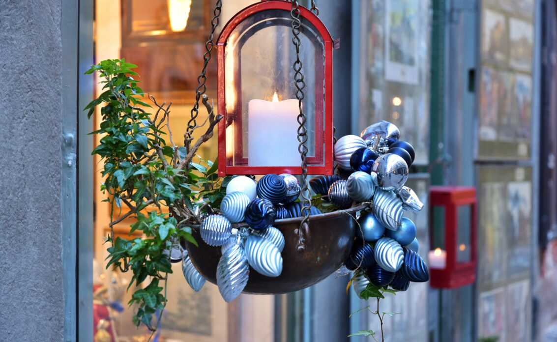 Hängende Weihnachtsdeko Idee Nachmachen – Beispiel mit dekorativer ...