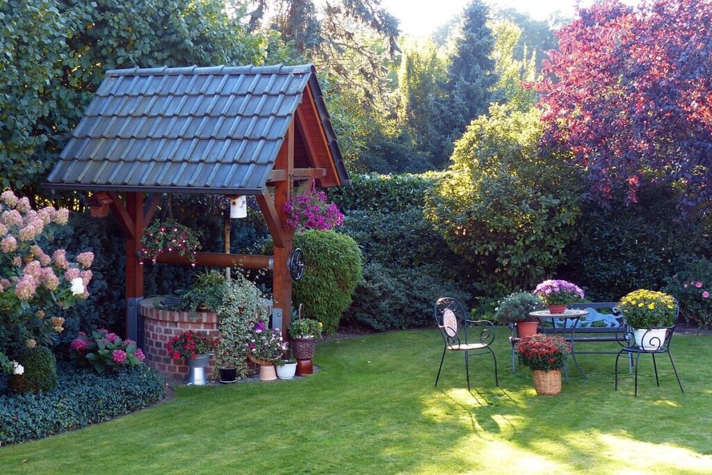 Eine Gartengestaltung mit Brunnen sorgt für eine erfrischende und zugleich beruhigende Wasserquelle, die zur Gartenharmonie beiträgt.