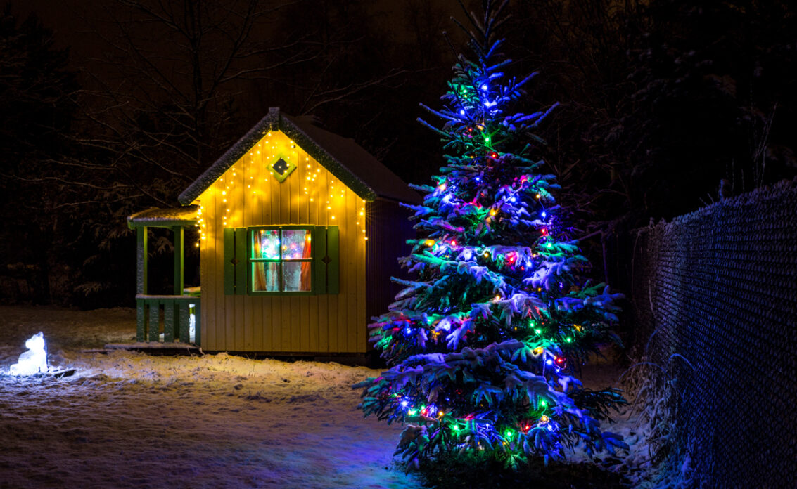 Weihnachtliche Gestaltung des Gartens mit geschmückten Gartenhaus –...