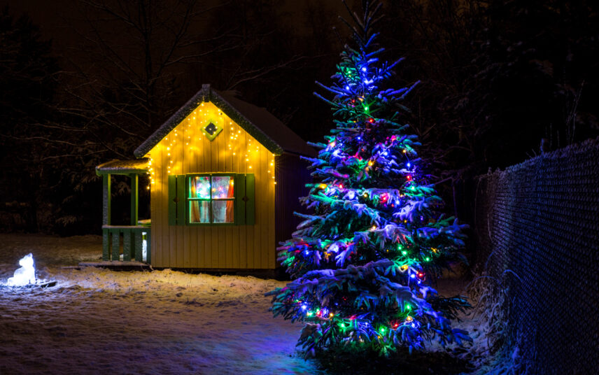 Weihnachtliche Gestaltung des Gartens mit geschmückten Gartenhaus – Robustes Gartenhaus im Landhausstil – Weihnachtsbaum mit bunter Lichterkette
