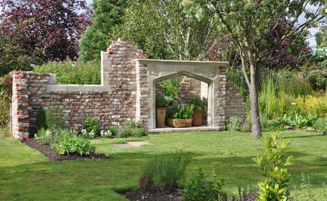 Stilvolle Gartenidee mit Gartenruine im gotischen Stil  – Ruine mit kleiner Terrassenfl�...