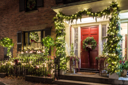 Hauseingang & Vorgarten Idee mit viel Weihnachtsdeko für außen & LED Lich...