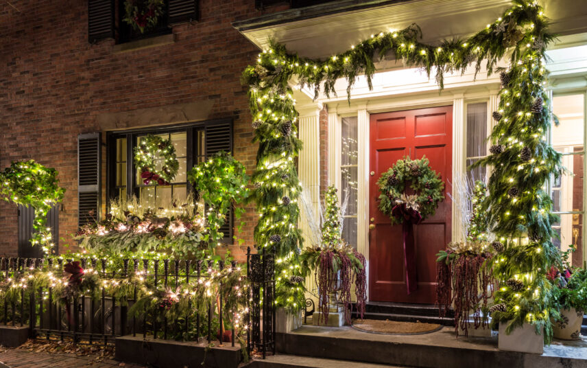 Hauseingang & Vorgarten Idee mit viel Weihnachtsdeko für außen & LED Lichterketten – Beispiel mit Weihnachtsgirlanden & Weihnachtskränzen – Bepflanzte Pflanzkübel