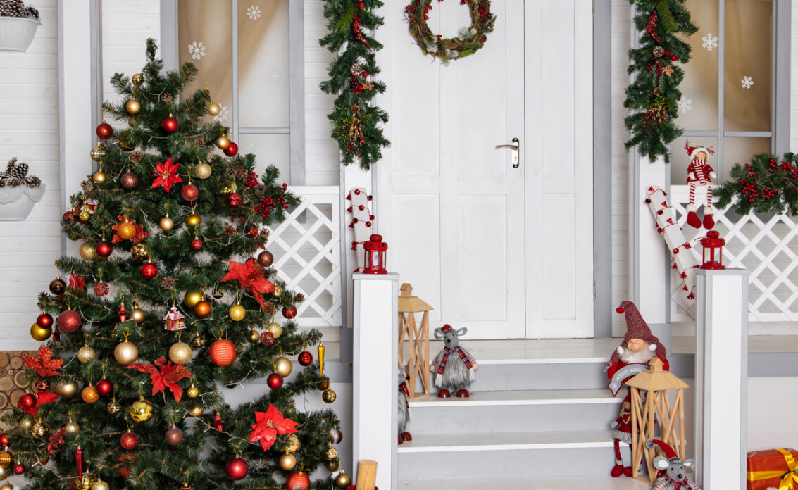 Gestaltung des Hauseingangs mit Weihnachtsdeko – Beispiel mit Weihna...