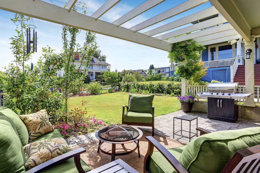 Beispiel für einen kleinen Reihenhausgarten mit Terrasse für Platz einer Sitzecke und Grill.