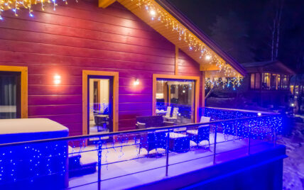 Modernes Landhaus mit Lichterketten – Idee für die Weihnachtsdeko außen am Haus – Te...