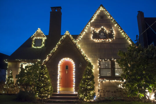 Ländliches Haus dekoriert mit Weihnachtsdekoration – Beispiel mit LED-Lichter...