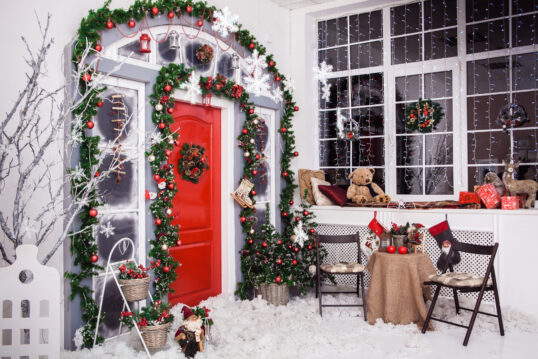 Liebevoll geschmückter Hauseingang mit Weihnachtsdeko & Adventsdeko – Id...