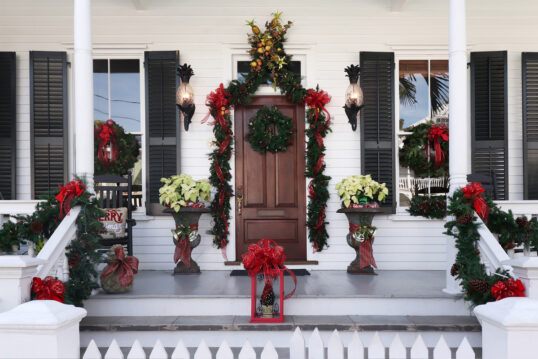 Stilvoll geschmückter Hauseingang mit Weihnachtsdeko – Idee mit Weihnachtsgir...