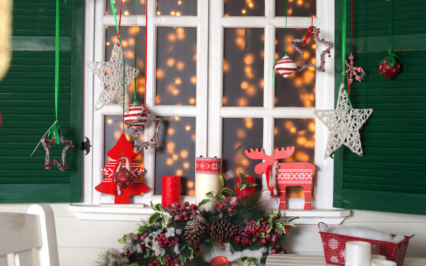 Idee für die Weihnachtsdeko auf dem Fensterbrett außen – Beispiel mit Weihnachtsfiguren & Kerzen – Hängende Weihnachtssterne – Weihnachtskranz mit Adventskerze