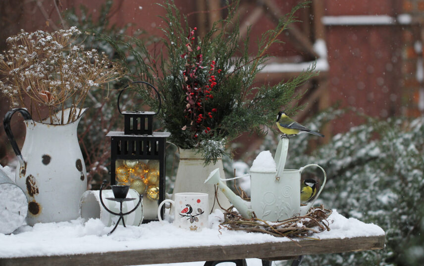 Gartentisch Idee mit Weihnachtsdekoration – Winterdeko Beispiel mit Kerzenständer & Laterne – Milchkannen als Pflanzgefäße – Gießkanne