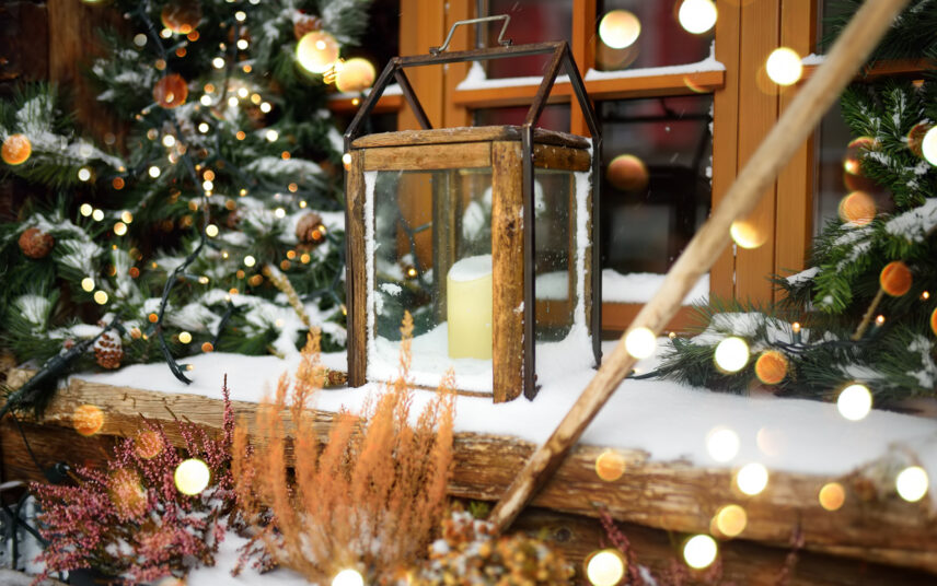 Winterdeko Idee für die Fensterbank außen eines Landhauses – Beispiel mit Holzlaterne & Kerze – Tannenzweige und Lichterkette