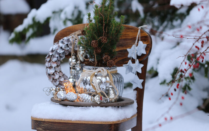 Winterdeko Idee – Winterliches Arrangement auf einem Holzstuhl im Garten – Holzteller mit Vase & kleinen Weihnachtsbaum – Weihnachtsdeko