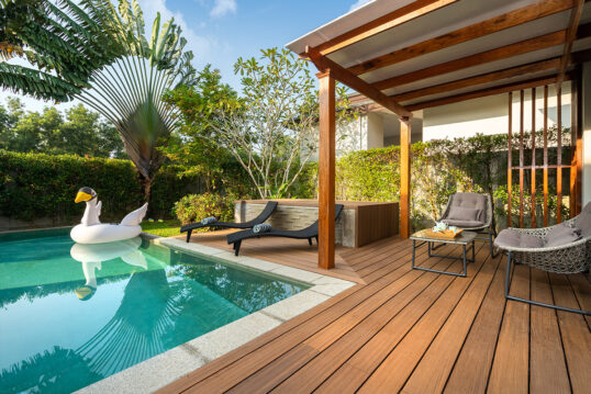 Mediterrane Terrassengestaltung – Pool mit praktischen Sonnenliegen – Rattan-Sitzgruppe & Tisch zum Verweilen