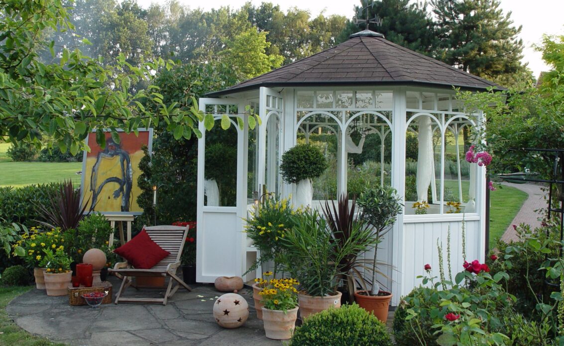 Beispiel für die Gartengestaltung – Weißer Pavillon mit vielen Fenstern im ländlichen...