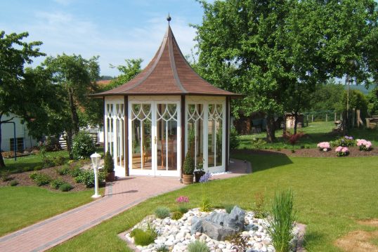 Idee für den Garten – Gartenpavillon mit spitzen Zeltdach & Sitzgruppe &...