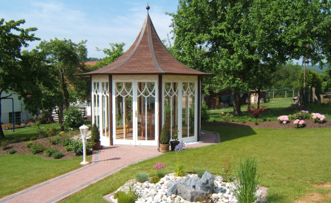 Idee für den Garten – Gartenpavillon mit spitzen Zeltdach & Sitzgru...