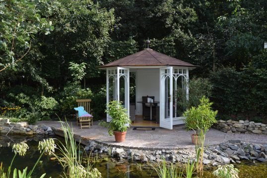 Terrasse am Gartenteich – Idee mit einem weißen Gartenpavillon & Sitzgru...