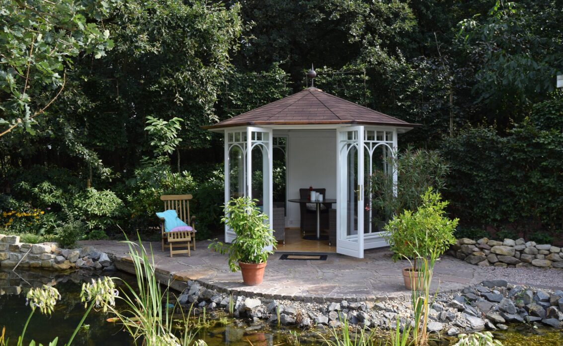 Terrasse am Gartenteich – Idee mit einem weißen Gartenpavillon & Sitzgruppe – Liegest...