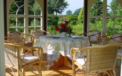 Terrassen Idee – Ausstattung eines Gartenpavillons mit Sitzgruppe aus Rattan – Tischde...
