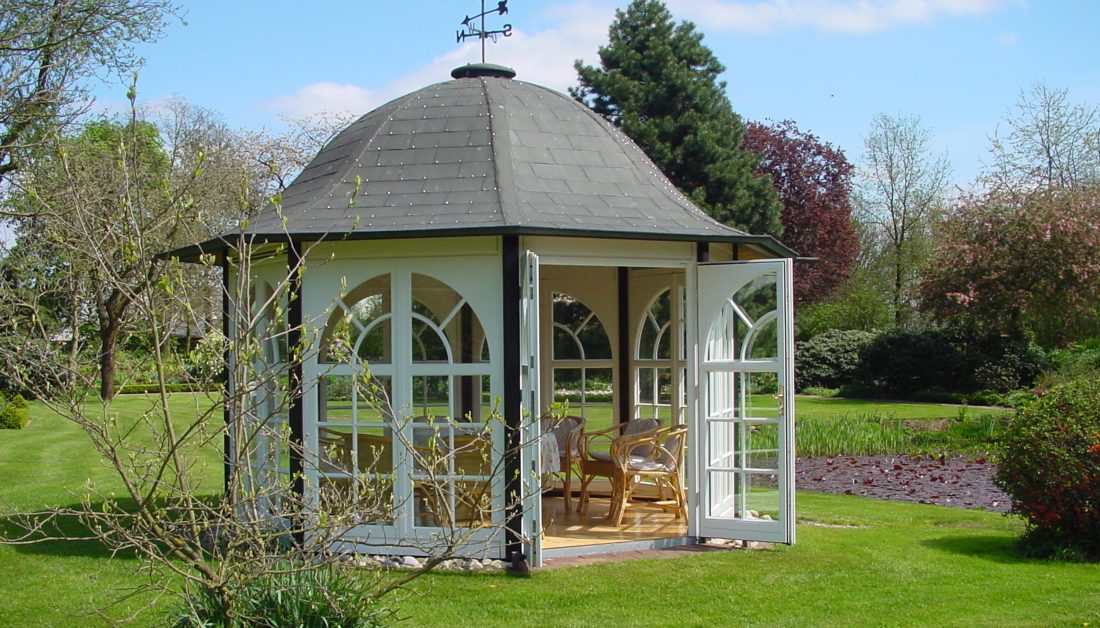 Schöne Gartenidee - Pavillion mit Zeltdach & Sitzgruppe aus Rattan - Gartenpflanzen & Bäume