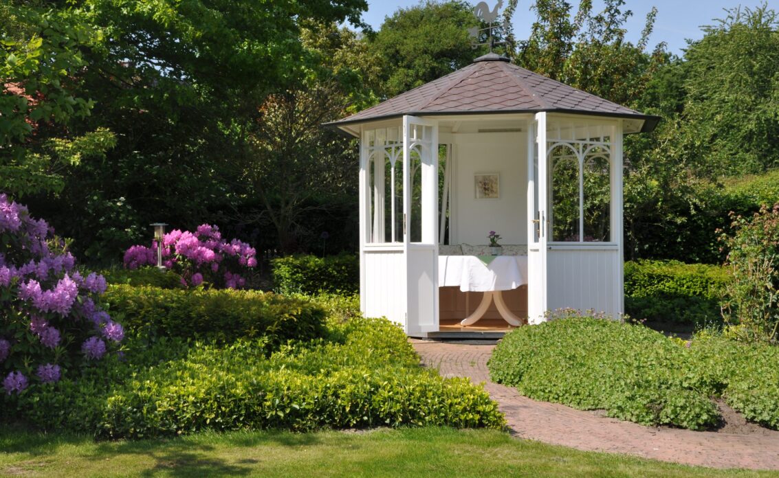 Exklusive Gartengestaltung mit Gartenpavillon – Weißes Pavillon auf der Wiese gepaart m...
