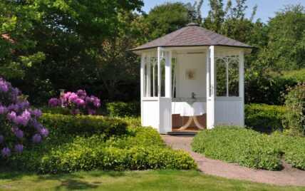 Exklusive Gartengestaltung mit Gartenpavillon – Weißes Pavillon auf der Wiese gepaart m...