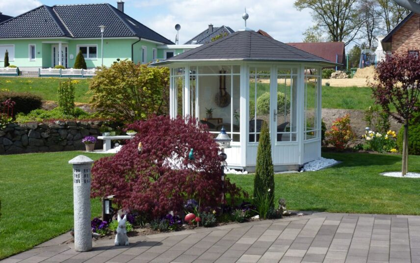 Inspiration & Idee für den Garten – Weißes Gartenpavillon mit Sitzgruppe – Gartendekoration mit kleinen Skulpturen & Außenbeleuchtung