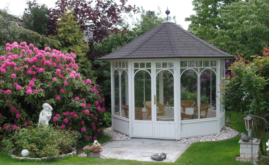 Gartengestaltung mit modernen Pavillon im Landhausgarten – Sitzgruppe im Pavillon aus Ra...