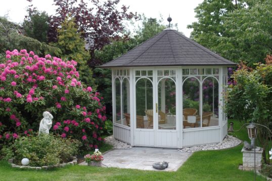 Gartengestaltung mit modernen Pavillon im Landhausgarten – Sitzgruppe im Pavillon aus Rattan – Skulpturen & Figuren