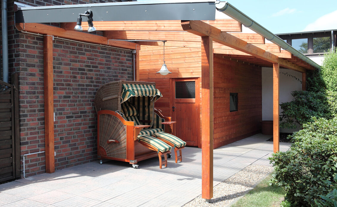 Idee für die kleine Terrasse – Überdachung mit Holzpfeilern & Sitzecke mit Strandkorb...