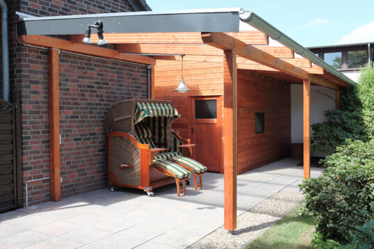 Idee für die kleine Terrasse – Überdachung mit Holzpfeilern & Sitzecke mit Strandkorb