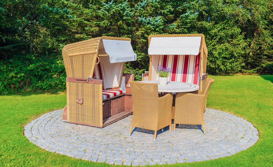 Beispiel für eine kleine Terrasse – Idee mit Sitzgruppe bestehend aus zwei Strandkörbe...