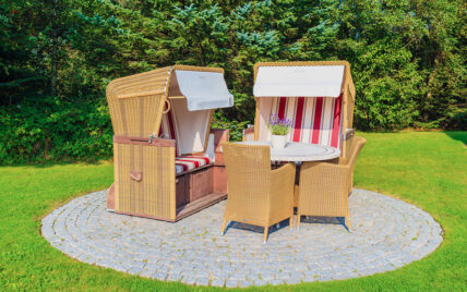 Beispiel für eine kleine Terrasse – Idee mit Sitzgruppe bestehend aus zwei Strandkörbe...
