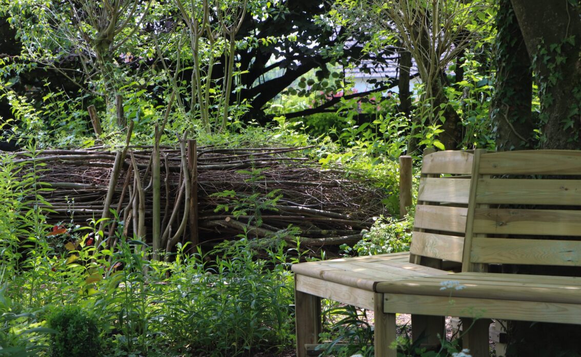 Naturgarten Idee – Gestaltung einer Totholzhecke mit Strauchschnitt & Sitzmöglichkeit u...