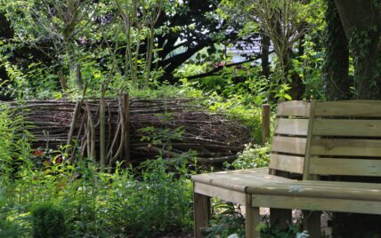 Naturgarten Idee – Gestaltung einer Totholzhecke mit Strauchschnitt & Sitzmöglichkeit u...
