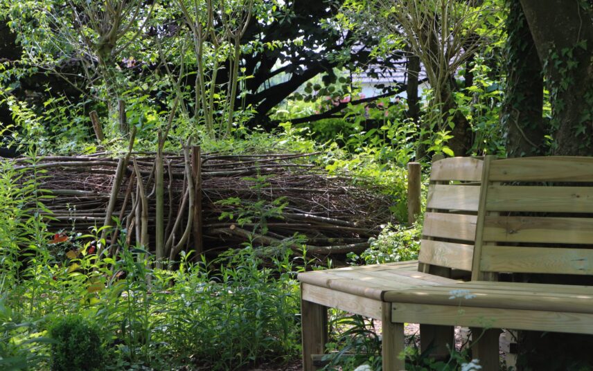 Naturgarten Idee – Gestaltung einer Totholzhecke mit Strauchschnitt & Sitzmöglichkeit unter einem Baum