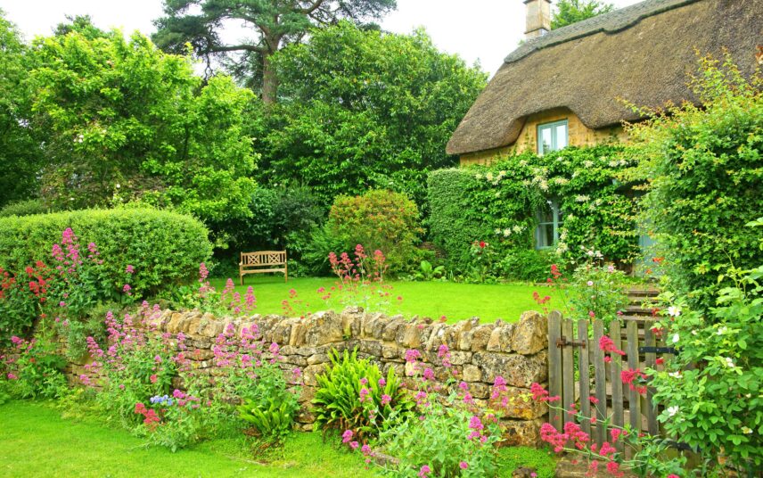 Gestaltungsidee für einen Landhausgarten im englischen Cottagestil – Hecken  Mauern  Kletterpflanzen  Sträucher und Bäume prägen das Gartenbild