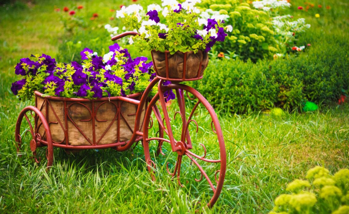 Gartendekoration für den Sommer – romantisches Dekofahrrad aus Eise...