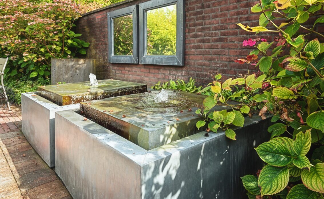 Gestaltungsidee Wasser im Garten / moderne eckige Zinkbrunnen vor eine...