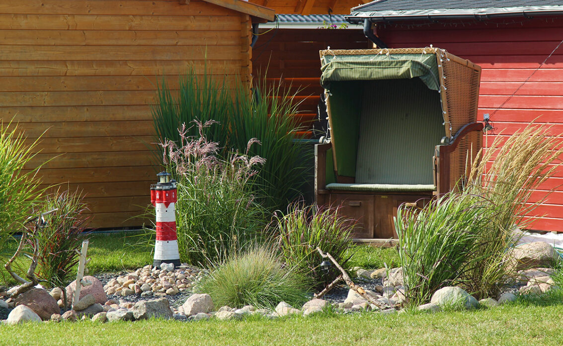 Gartengestaltung mit Strandkorb & kleinen Gartenteich – Leuchtturm a...
