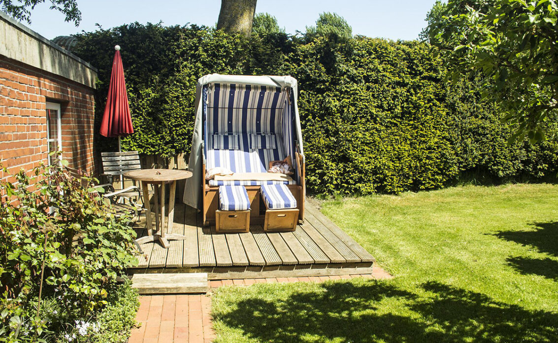Landhausgarten mit kleiner Terrasse und Strandkorb – Sitzgruppe aus Holz & Sonnenschirm...